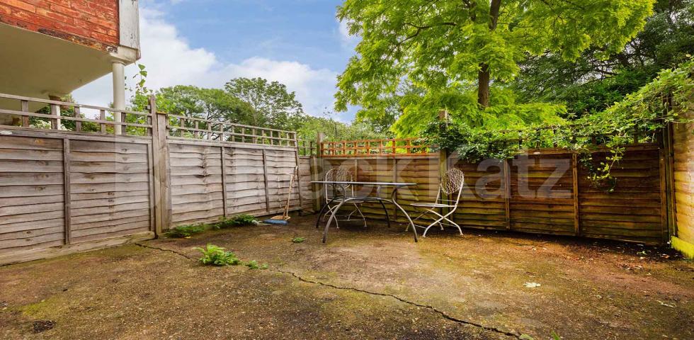 			FANTASTIC SPACIOUS GARDEN FLAT, 1 Bedroom, 1 bath, 1 reception Flat			 Stapleton Hall Road, FINSBURY PARK-STROUD GREEN